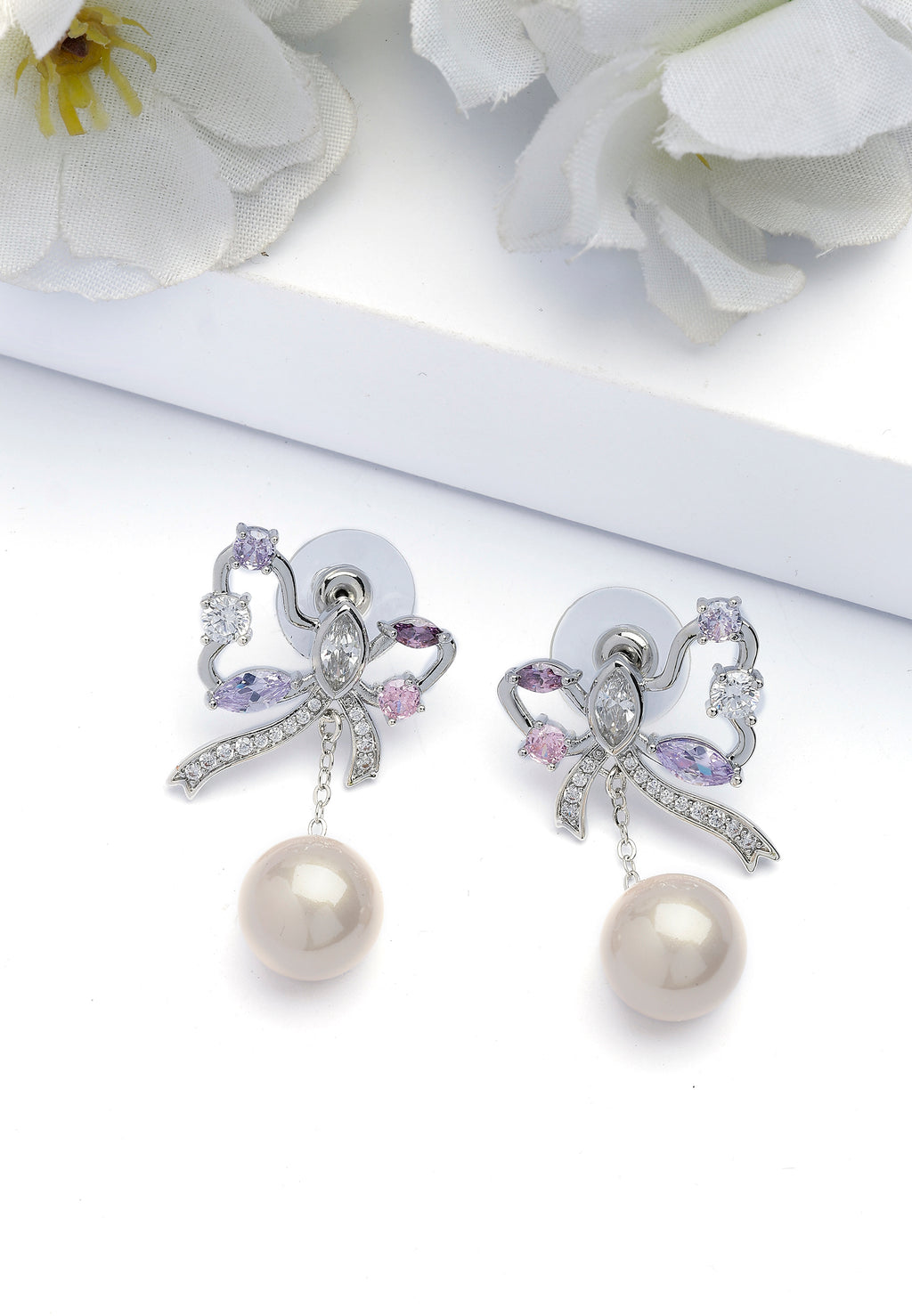 Pendientes de gota en forma de mariposa de color plateado